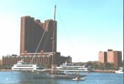 Die Hanjague vor Anker im Bostoner Hafen
