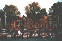 In Reihe und Glied' direkt an der Stra&szlig;e