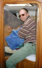 Peter staut die 'wichtigsten' (fl&uuml;ssigen) Nahrungsmittel im Vorschiff