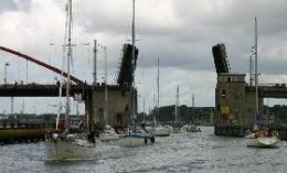 ... danach unter der Br&uuml;cke durch und dann freie Fahrt.