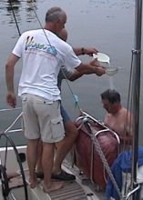 Eine Dusche nach dem Bad im Hafen