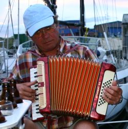 Der Musiker ganz konzentriert in voller Aktion ...